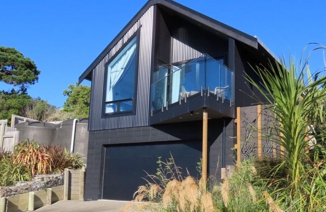 Modern apartment with stunning views of Lighthouse and short walk to beach.