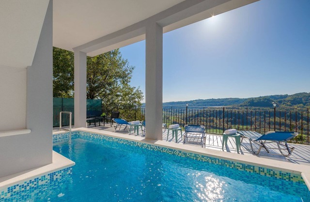 Modern apartment with fantastic views, pool, private parking, WiFi