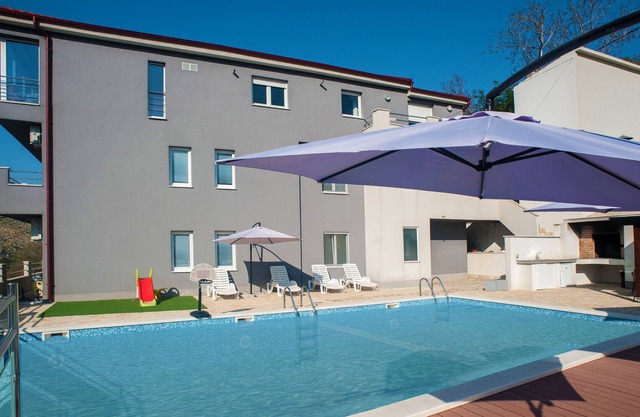 Apartamento moderno con piscina.