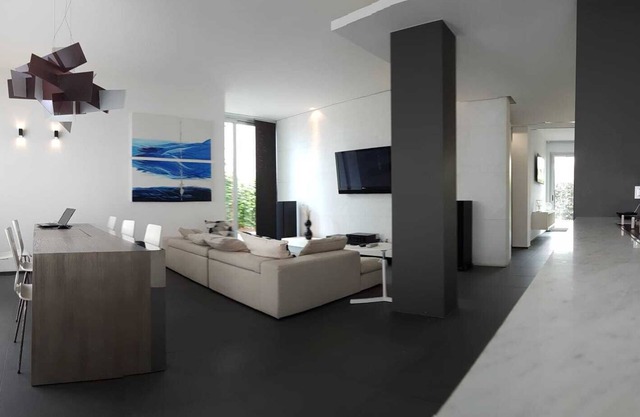 Apartamento moderno con jardín.