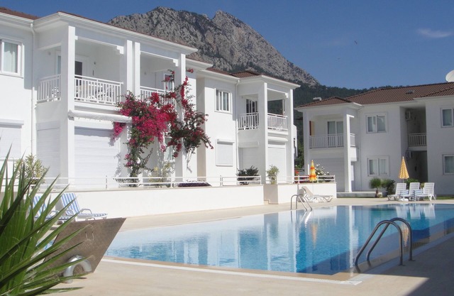 Apartamento moderno con piscina y jardín.