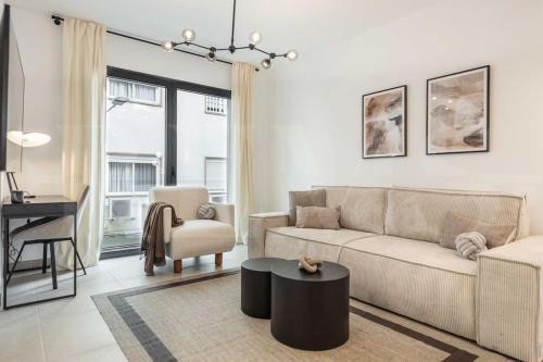 Modern apartment with patio, pool & parking REMS