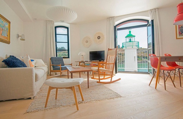 Apartamento moderno con vistas al puerto y balcón en Sauzon