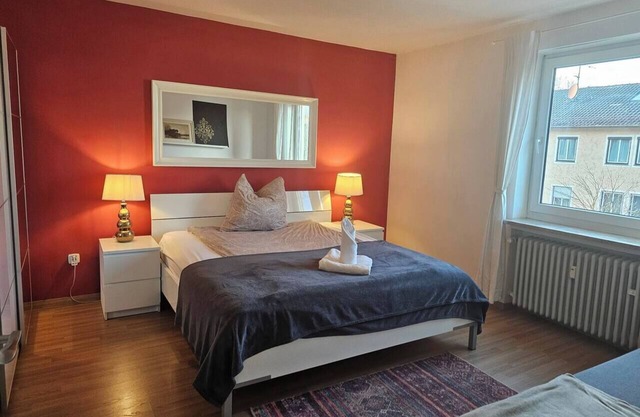 Apartamento grande y hermoso de 88 metros cuadrados directamente en la estación de tren de Dachau, a unos 20 minutos de Múnich