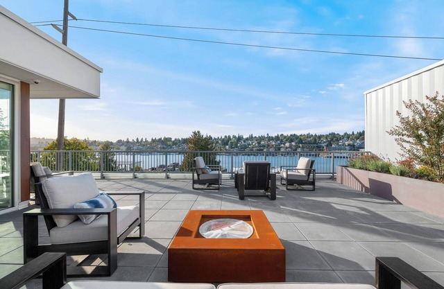 Modern Apartments w/ Rooftop Lounge by Lake Union