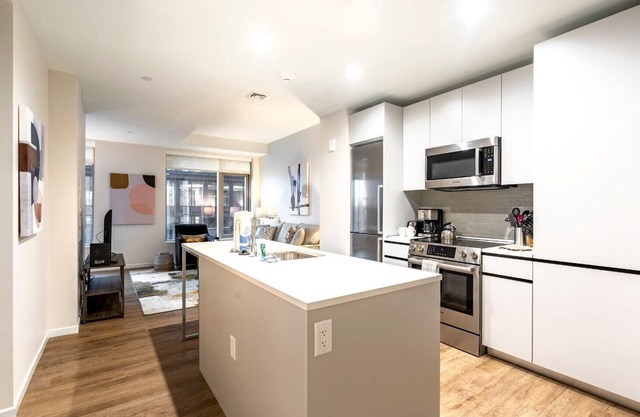Modern Apt In Seaport 2 Min. Walk Downtown