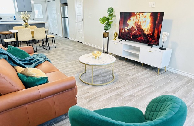 Modern apt/King bed/Free parking/Wi-fi
