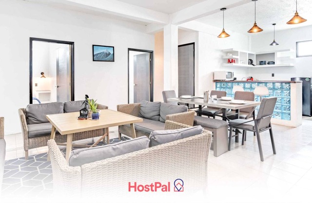 Modern 3BR apt. Home office + Smart TV