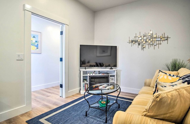 Modern Apt Near Martha's Vineyard Beaches!