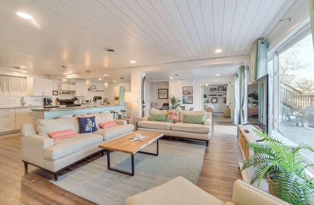 Modern Apt on Detroit Lake w/ Dock Access!