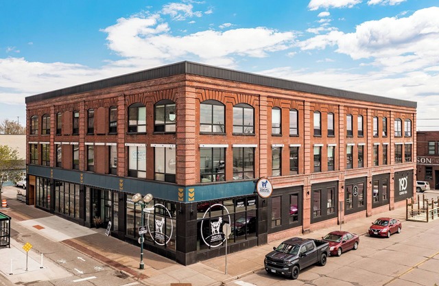 Modern Apt w/ Gym, Elevator, Coffee Shop | 205