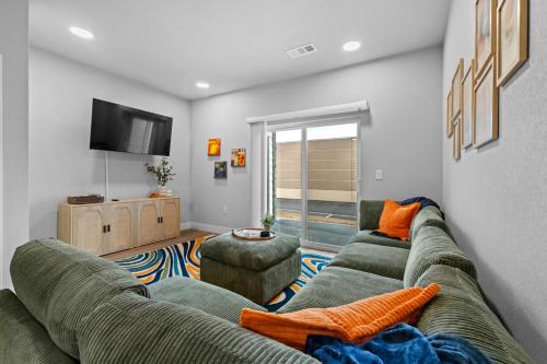 Modern Apt W Pool, Gym & Free "p"prime Location