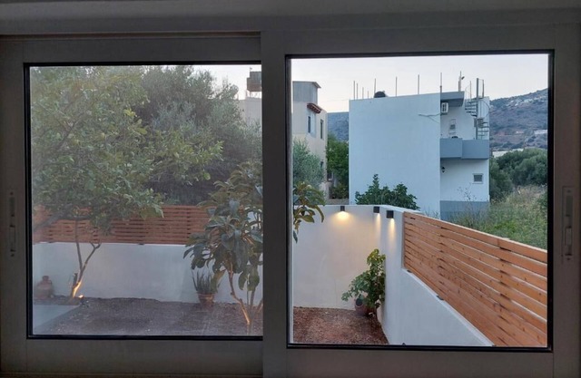 Modern apt with private garden next to the beach in the center of Elounda!