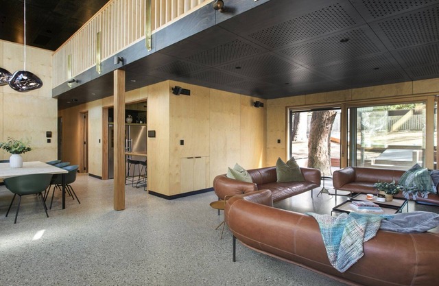 Modern architect designed home walking distance to Macmasters Beach