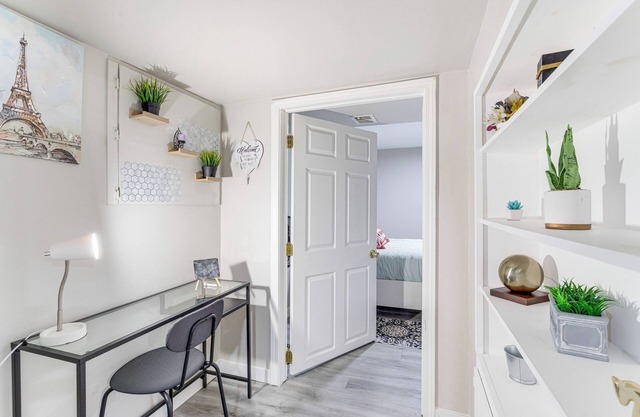 Modern Aurora Apartment: 20 Mi to Downtown Denver