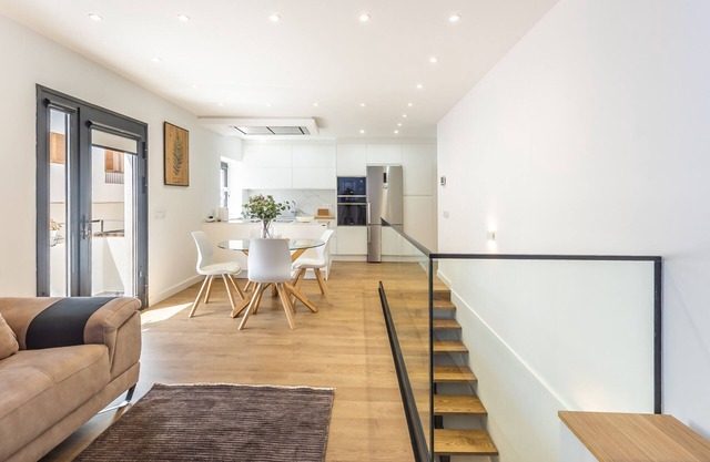 Modern Balcony House - Solarium Terrace - Parking
