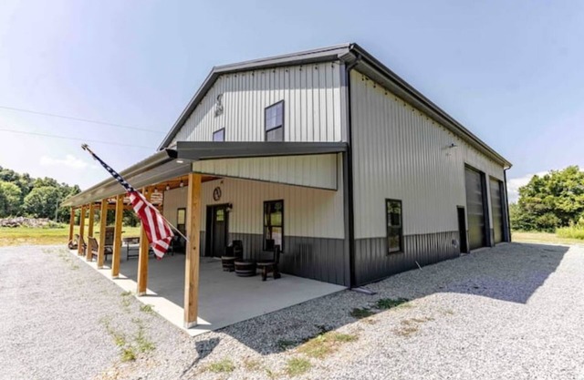 Modern Barndomanium on beautiful farm! 4 R -2.5 B