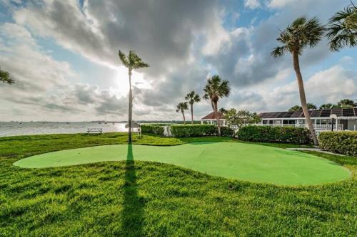 Modern Beach Home - Mins To Beach, Pool, Hot Tub