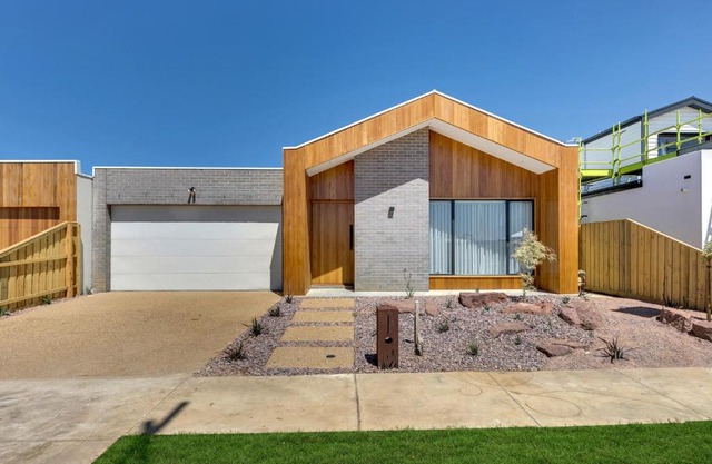 Modern beach house 4 bedroom-12 Sleep
