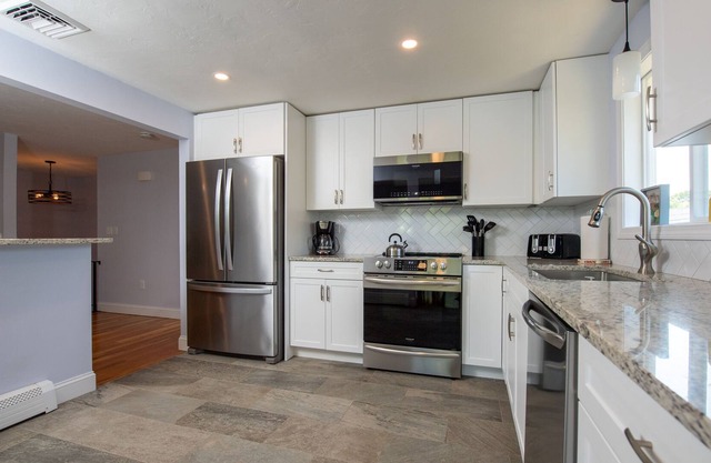 Modern Beach House - Just renovated 4 Bedroom Family Home