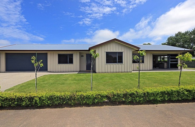 Modern Beach House (nothing but 5 star reviews)