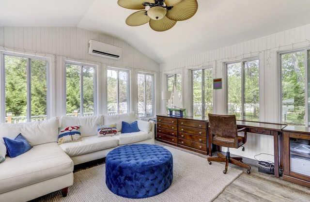 Modern Beach house-5 minutes from the beach!
