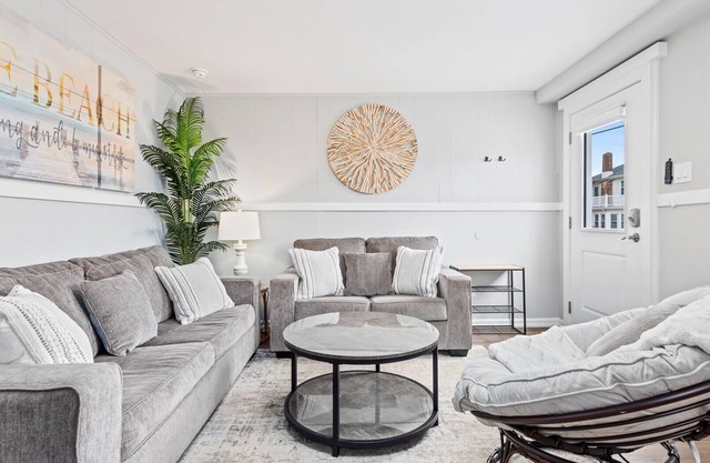 Modern Beach Retreat! Sleeps 6 - Big Yard & BBQ