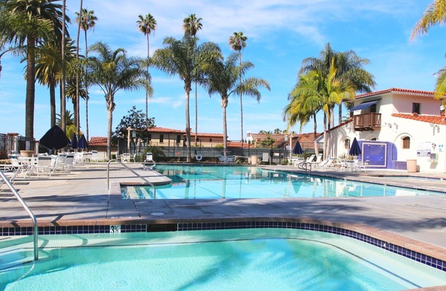 Alquiler mensual de lujo. Patio y piscina en comunidad privada cerrada