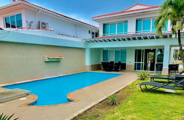 Casa Moderna Frente Al Mar Con Piscina 1