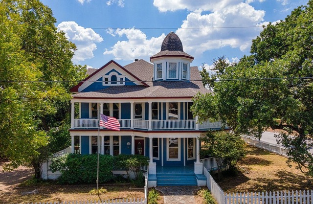 Modern Bed and Breakfast Downtown Mineral Wells