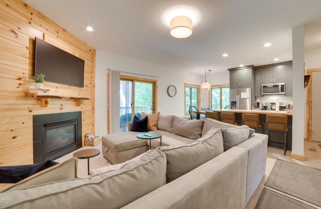 Modern Bellaire Condo Pool Access, Near Skiing!