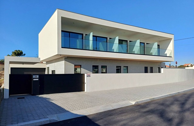Modern big rooms with private bathrooms, close to beach