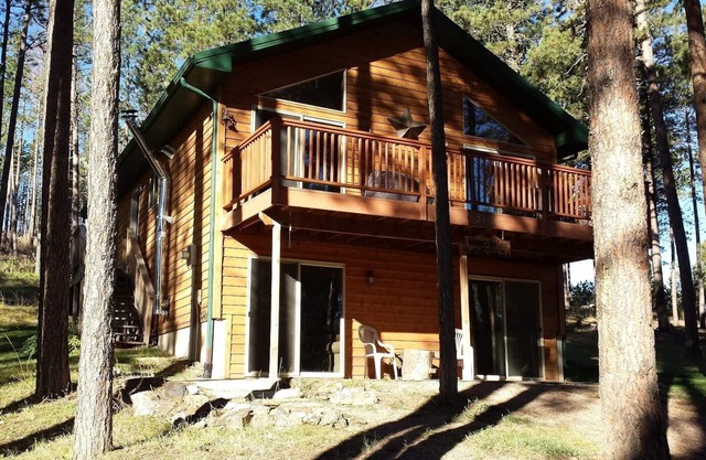 Moderna casa de Black Hills ubicado en los pinos cerca hermoso lago Pactola