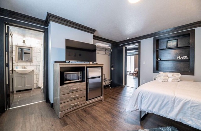 Modern Private Queen Studio Near Downtown Muskegon