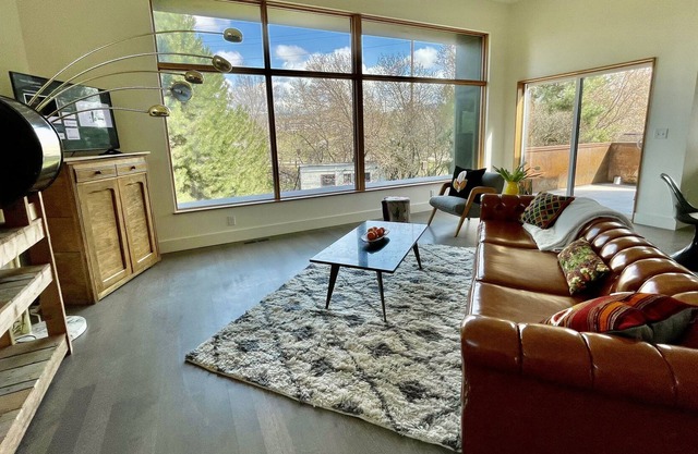 Modern, bright and spacious apartment with mountain views.