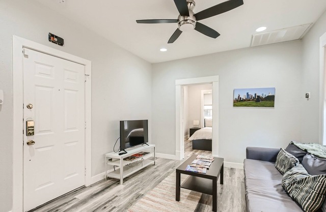 Modern Bright Midtown 2-BD - Parking + Fast Wi-fi!