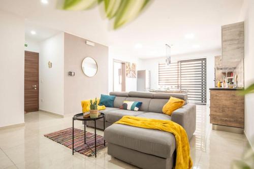 Modern, Bright & Spacious Apartment near the sea