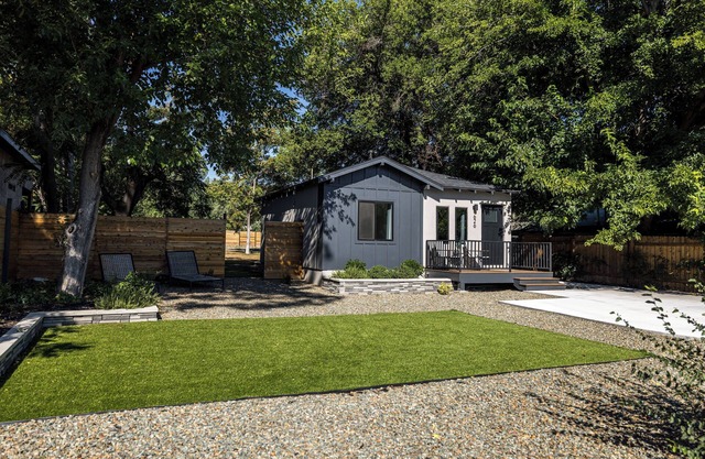 Modern Bungalow 2BR 1Bath, Putting Green, Walking Distance to DT