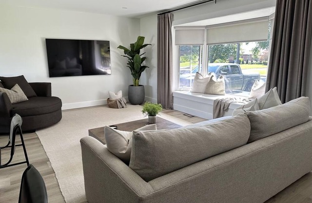 Modern Bungalow Minutes to FALLS | Wine Bar, Fire Pit, Ping-Pong, Badminton
