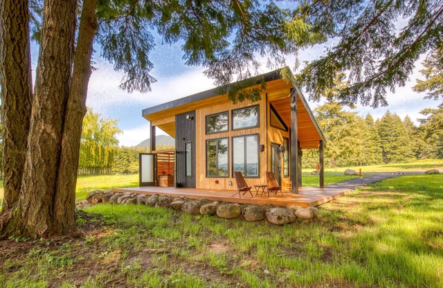 Modern cabin, geothermal hot tub, indoor steam sauna, great deck & river view