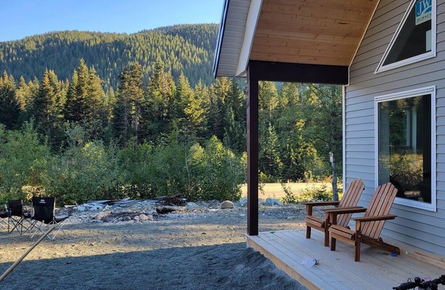 Modern Cabin | Hot tub, Wi-Fi, No Clean Fees, BBQ, Games, Parking, Families