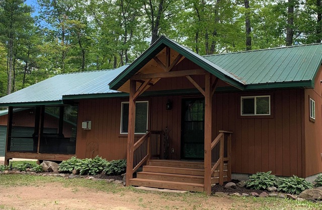 Modern Cabin located between Grindstone and Lac Courte Oreilles