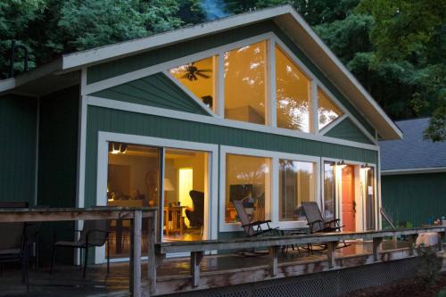 Modern cabin on 40 acres. Near Honor. A/C. Pet ok.