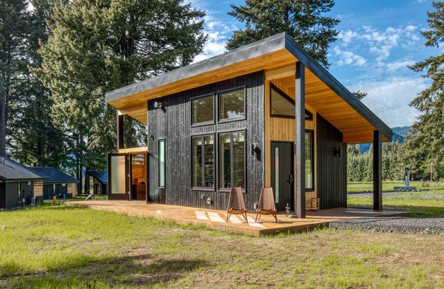 Modern cabin, river view, geothermal hot tub, indoor steam sauna & great deck