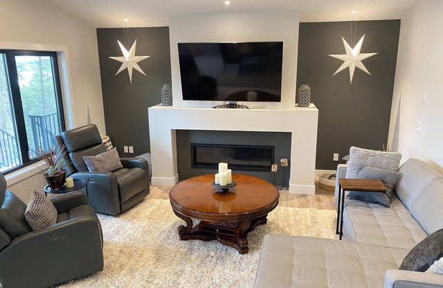 Modern Cabin Sleeps 8-12 - "The Gathering Place" Pet Friendly & All Season