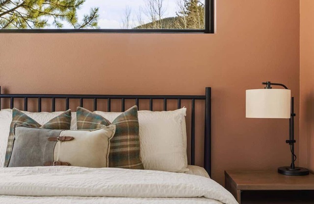 Modern Cabin Stay, Hike, Bike Base, GuanellaPass