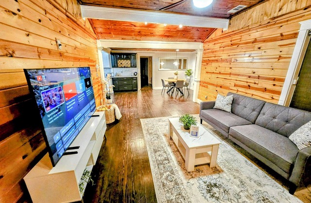 Modern Cabin Style Cottage 1-Block from Historic Downtown McKinney