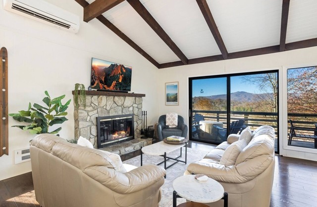 Modern Cabin with Mountain Views