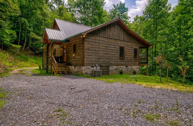 Modern cabin with private hot tub, screened deck, gas fireplace, & central AC