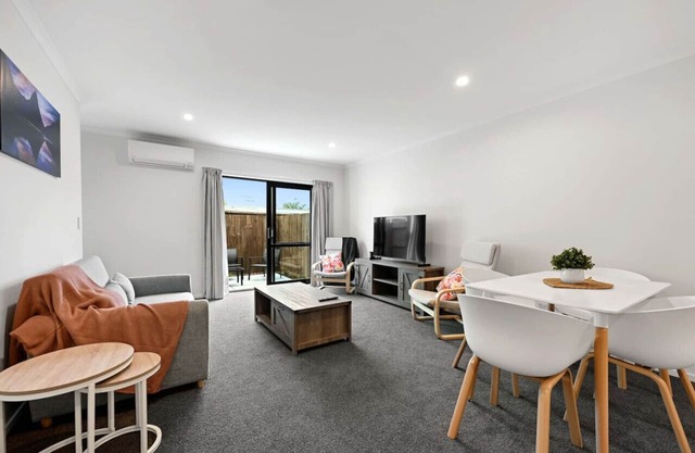 Modern & Central - Close to Hospital & Lake Walks